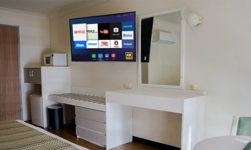 Deluxe Queen tv